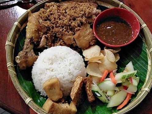 ayam penyet terbaik di kampung kok