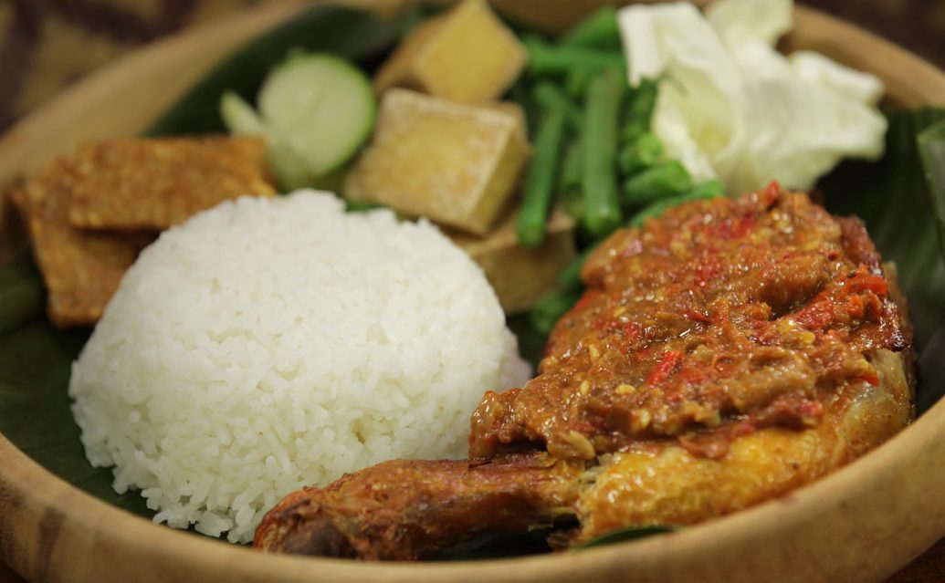 ayam penyet terbaik di long ampan aing atau abanang