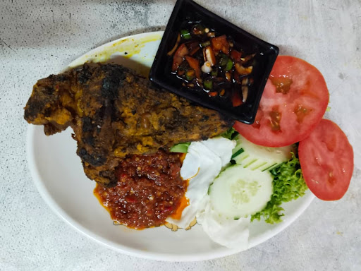 Ayam penyet dan bakso Arman man