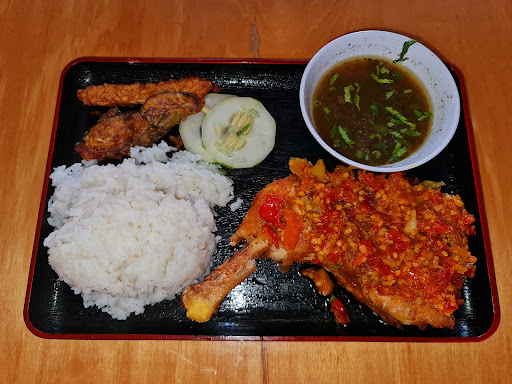 Red Plate by Mader Red Plate by Mader