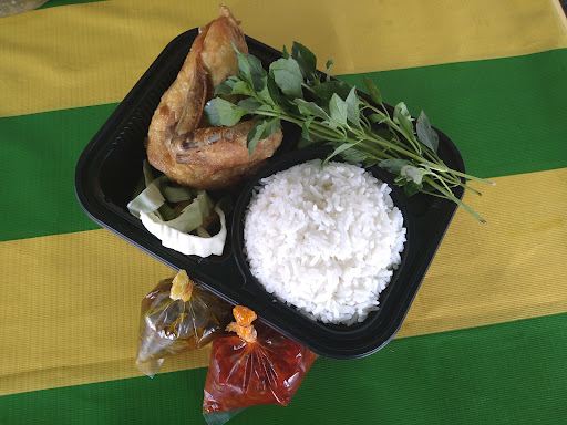 Ayam geprek dan ayam penyet