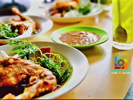 Ayam Penyet Mak Maya (warung mak ipah)