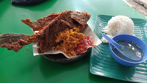 AYAM PENYET TAMAN PELANGI,49jalankuning爱加倍美食中心旁的棚子