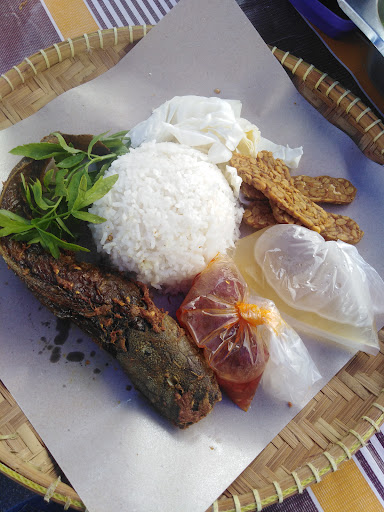Ayam penyet kak wi Ayam penyet kak wi